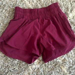 Lululemon wine Hotty Hot low Rise 4"